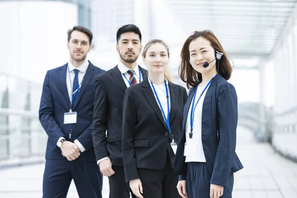 Operador Feminino Asiático Vestindo Fone Ouvido Sua Equipe Negócios — Fotografia de Stock