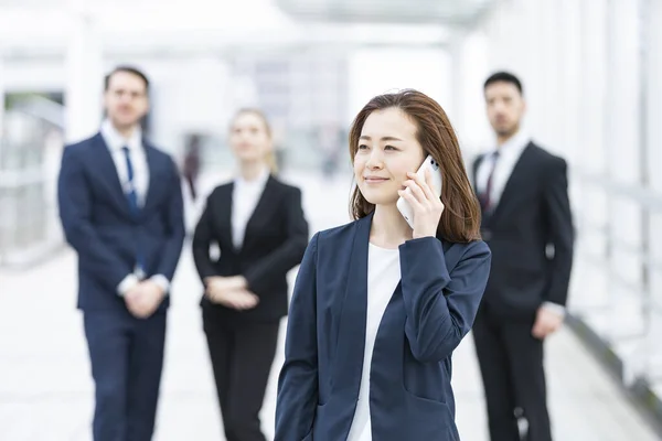 스마트폰을 사용하는 사업가 — 스톡 사진