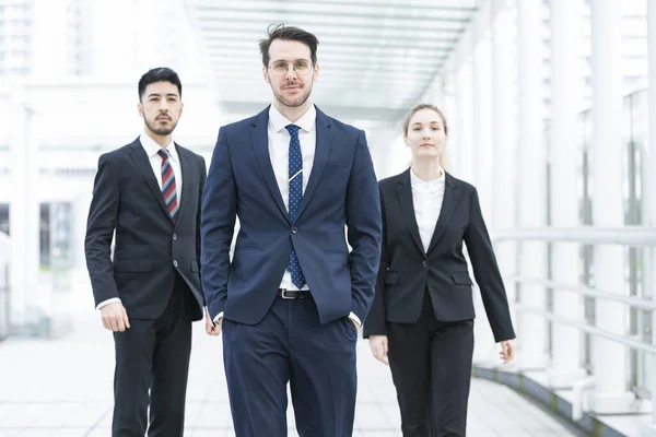 Equipe Empresários Composta Por Membros Masculinos Femininos Várias Nacionalidades — Fotografia de Stock