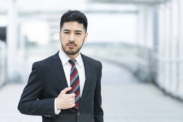 Outdoor Portret Van Bebaarde Twintiger Jaren Zakenman Zwart Pak — Stockfoto