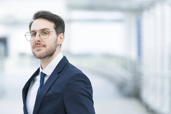 Ritratto Uomo Affari Sulla Trentina Che Indossa Abito Occhiali Della — Foto Stock