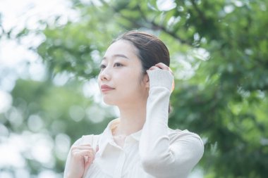 Asyalı iş kadını günlük kıyafetlerle iş bölgesine gidiyor.