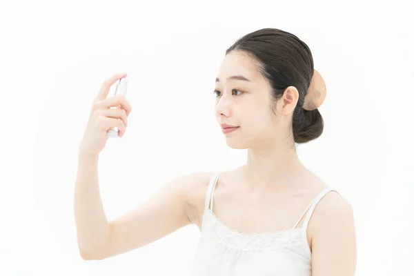 Una Joven Asiática Japonesa Rociando Spray Antitranspirante Perfume Etc Cuerpo —  Fotos de Stock