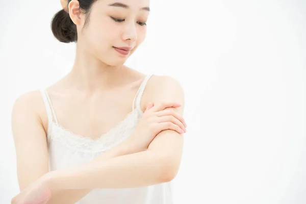 Een Aziatische Japanse Jonge Vrouw Die Haar Huidconditie Aanraakt Controleert — Stockfoto