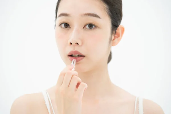 Asiatico Giapponese Giovane Donna Putting Rosso Rossetto Suo Lips — Foto Stock