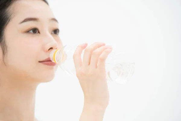 Jeune Femme Asiatique Japonaise Boire Eau Avec Une Bouteille Plastique — Photo