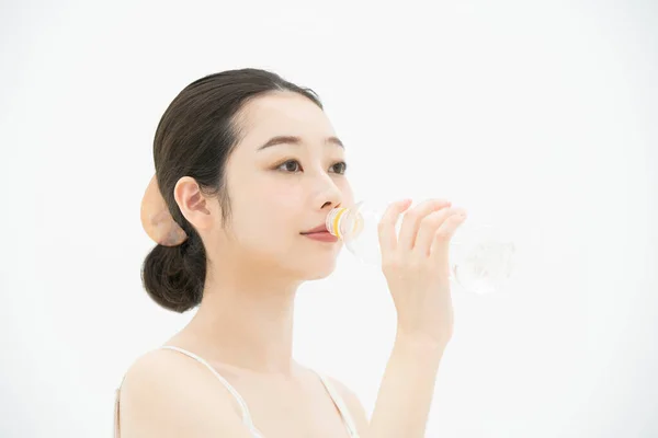 年轻女子用塑料瓶喝水 — 图库照片