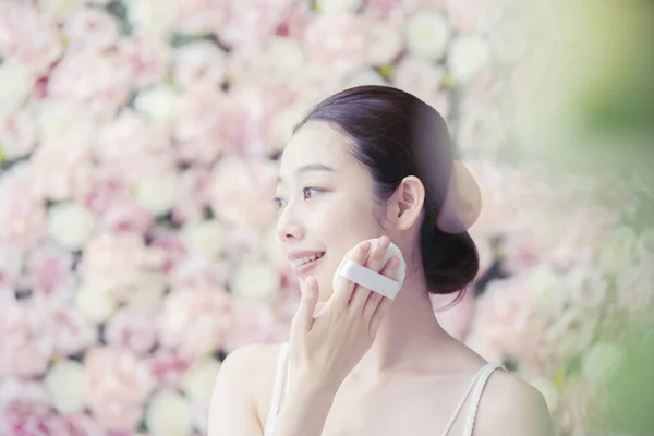 Asiático Japonês Jovem Mulher Colocando Sopro Para Sua Pele Facial — Fotografia de Stock