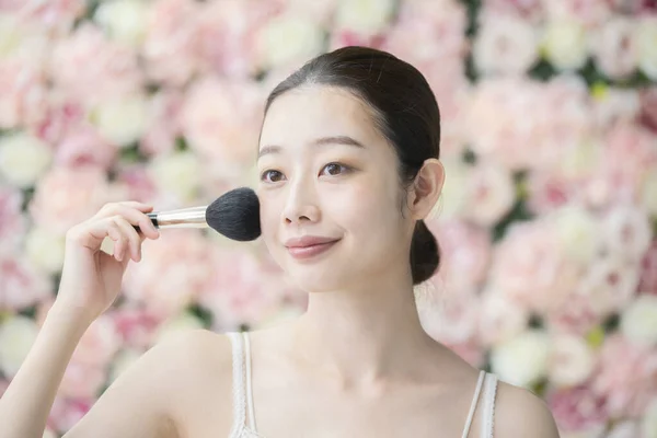 Asiático Japonês Jovem Mulher Aplicando Maquiagem Com Uma Escova Macia — Fotografia de Stock