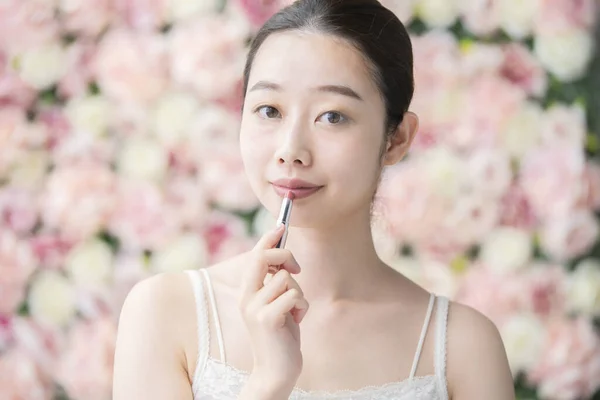 Ασιάτισσα Ιαπωνική Νεαρή Γυναίκα Που Βάζει Κόκκινο Κραγιόν Στα Χείλη — Φωτογραφία Αρχείου