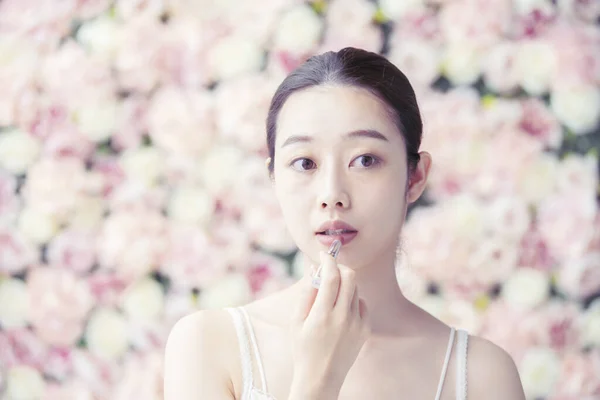 Ασιάτισσα Ιαπωνική Νεαρή Γυναίκα Που Βάζει Κόκκινο Κραγιόν Στα Χείλη — Φωτογραφία Αρχείου