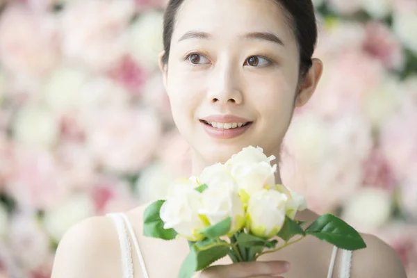 Portret Młodej Azjatyckiej Japońskiej Kobiety Stojącej Przed Ekranem Pełnym Kwiatów — Zdjęcie stockowe