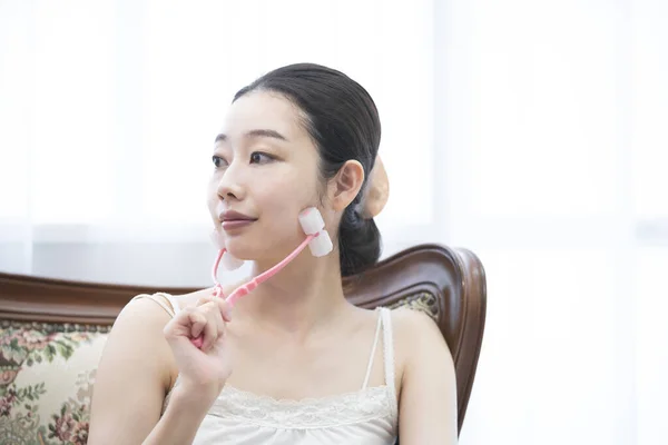 Eine Junge Asiatin Japanerin Die Hause Ein Kleines Gesichtsmassagegerät Auf — Stockfoto
