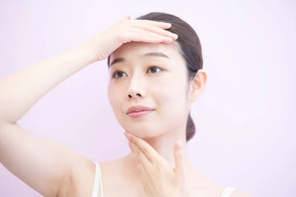 Azjatka Japońska Młoda Kobieta Dotyka Sprawdza Stan Skóry — Zdjęcie stockowe