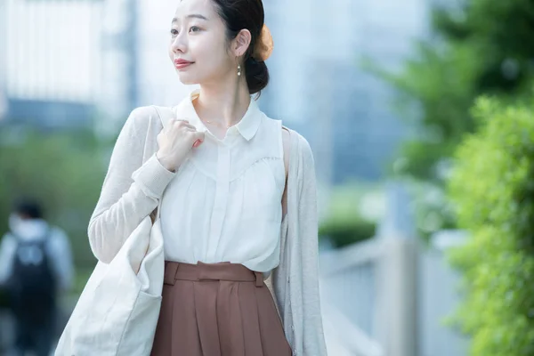 Asiatisk Forretningskvinde Pendler Til Forretningskvarteret Afslappet Tøj - Stock-foto