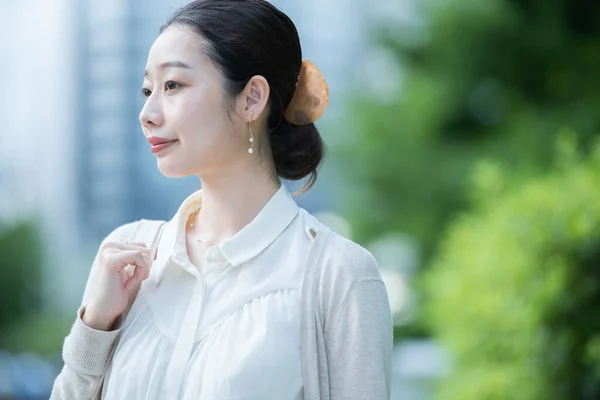 Asiatische Geschäftsfrau Pendelt Freizeitkleidung Ins Geschäftsviertel — Stockfoto