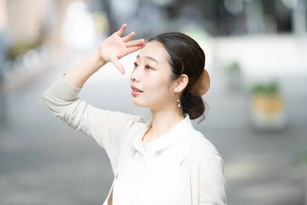Asiatische Geschäftsfrau Lässiger Kleidung Blockiert Beim Pendeln Die Sonne — Stockfoto
