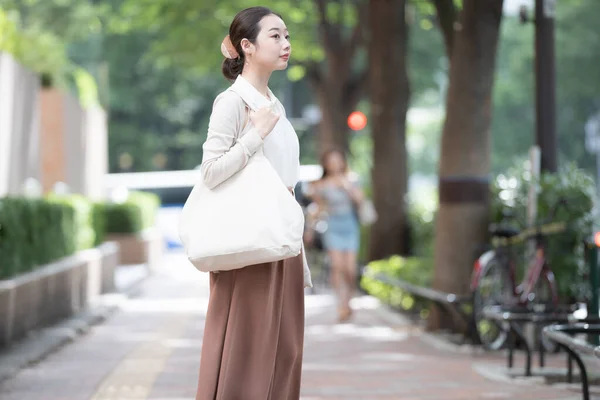 Mujer Negocios Asiática Viajando Distrito Negocios Ropa Casual — Foto de Stock