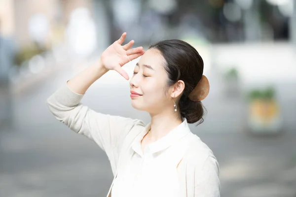 Asiatische Geschäftsfrau Lässiger Kleidung Blockiert Beim Pendeln Die Sonne — Stockfoto