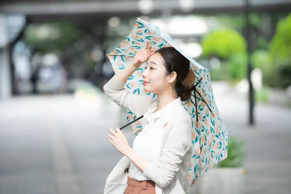 Азиатская Деловая Женщина Повседневной Одежде Блокирует Солнечный Свет Время Поездки — стоковое фото