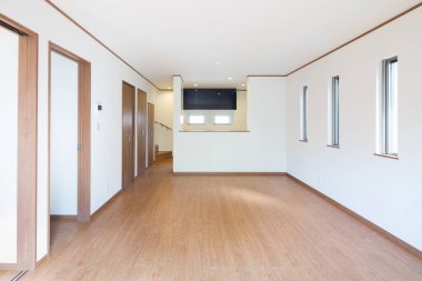 Beyaz tonlu bir dairede parlak ve temiz bir mutfak.