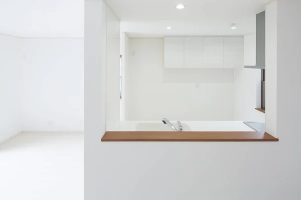 Světlá Čistá Kuchyň Bíle Tónovaném Apartmánovém Pokoji — Stock fotografie