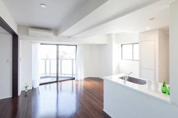 Eine Helle Und Saubere Küche Einem Weiß Getönten Appartement — Stockfoto