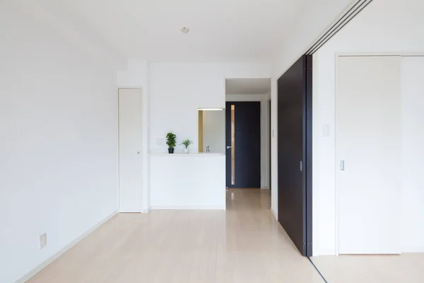 Μια Φωτεινή Και Καθαρή Κουζίνα Ένα Λευκό Τονισμένο Δωμάτιο Διαμέρισμα — Φωτογραφία Αρχείου