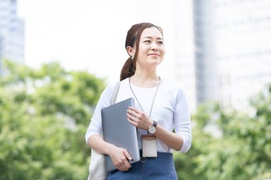 Asyalı (Japonca) kadın ofis çalışanı dışarıda dizüstü bilgisayarla çalışıyor