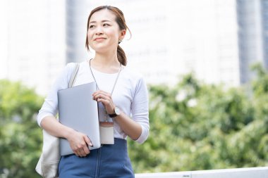 Asyalı (Japonca) kadın ofis çalışanı dışarıda dizüstü bilgisayarla çalışıyor