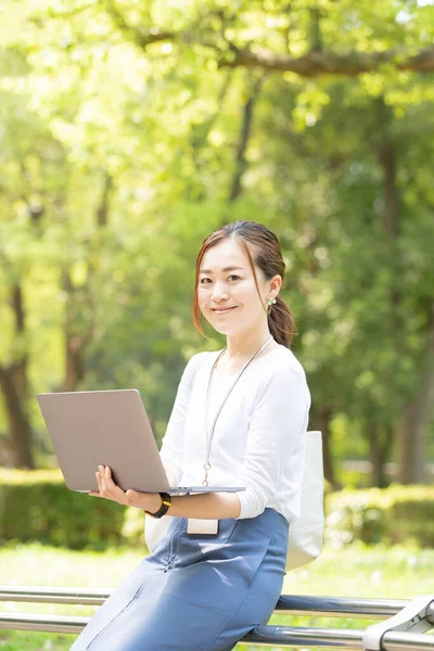 Aziatisch Japans Vrouw Kantoormedewerker Werken Buiten Met Een Laptop — Stockfoto
