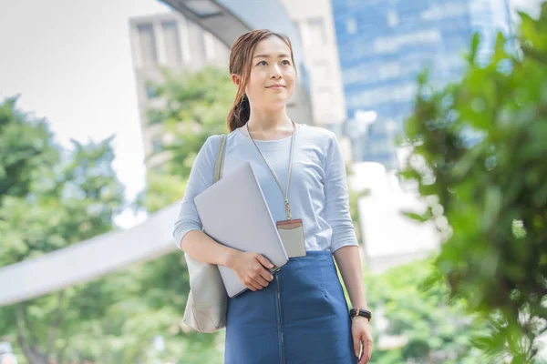 Asiatisk Japansk Kvinnlig Kontorsarbetare Som Arbetar Utomhus Med Bärbar Dator — Stockfoto