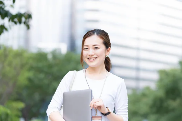 Asyalı Japonca Kadın Ofis Çalışanı Dışarıda Dizüstü Bilgisayarla Çalışıyor — Stok fotoğraf
