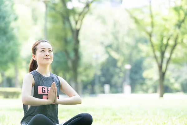 Asiatique Jeune Femme Faire Yoga Dans Parc Plein Vert — Photo