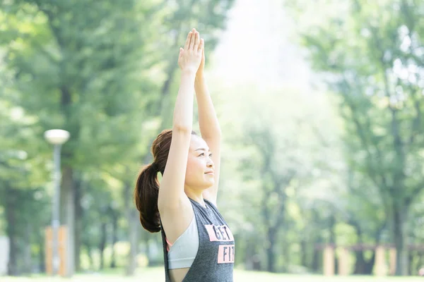 Asiatique Jeune Femme Faire Yoga Dans Parc Plein Vert — Photo