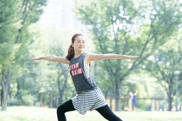 Asiatische Junge Frau Macht Yoga Park Voller Grün — Stockfoto