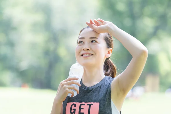 Asiatique Jeune Femme Hydratant Tout Faisant Yoga Dans Parc — Photo
