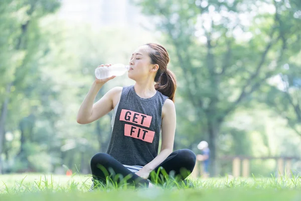Asiatique Jeune Femme Hydratant Tout Faisant Yoga Dans Parc — Photo