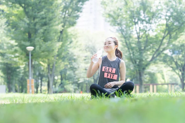 Азиатская Молодая Женщина Увлажняющая Время Занятий Йогой Парке — стоковое фото