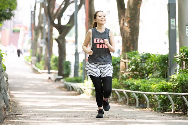 Asiatique Jeune Femme Jogging Sur Trottoir Près Bureau District Ensoleillé — Photo