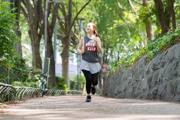 Asiatique Jeune Femme Jogging Sur Trottoir Près Bureau District Ensoleillé — Photo