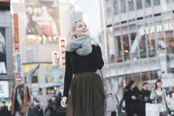 Giovane Donna Europea Visita Del Centro Shibuya Tokyo Giappone Con — Foto Stock