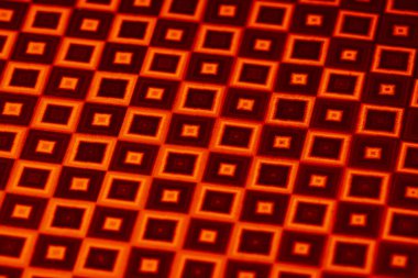 Hologram etiketinin soyut şablonu, yakın çekim yapılabilen bir mercekle kısmen fotoğraflanmış.