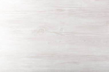 Oturma odasındaki duvar kağıdında kullanılan tahta deseninin yakın plan fotoğrafı.