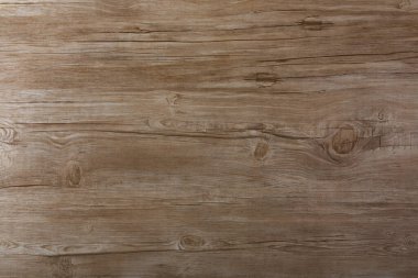 Oturma odasındaki duvar kağıdında kullanılan tahta deseninin yakın plan fotoğrafı.