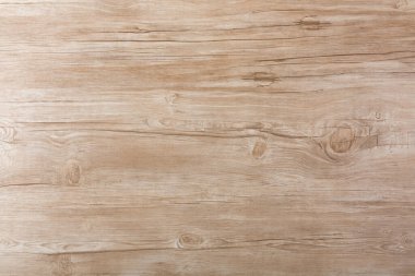 Oturma odasındaki duvar kağıdında kullanılan tahta deseninin yakın plan fotoğrafı.