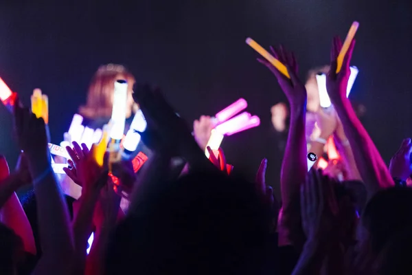 Dunkler Veranstaltungsort Und Publikum Mit Jungen Musikerinnen Die Live Auftreten — Stockfoto