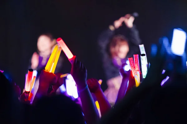 Dark Venue Audience Young Female Musicians Performing Live — Stock Photo, Image