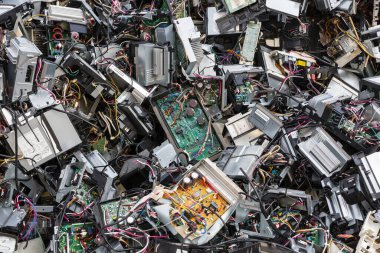 Endüstriyel atıklar bir yığın bilgisayar ve elektrikli alet gibi birikti.
