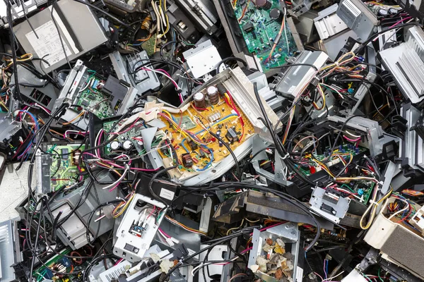 Endüstriyel atıklar bir yığın bilgisayar ve elektrikli alet gibi birikti.